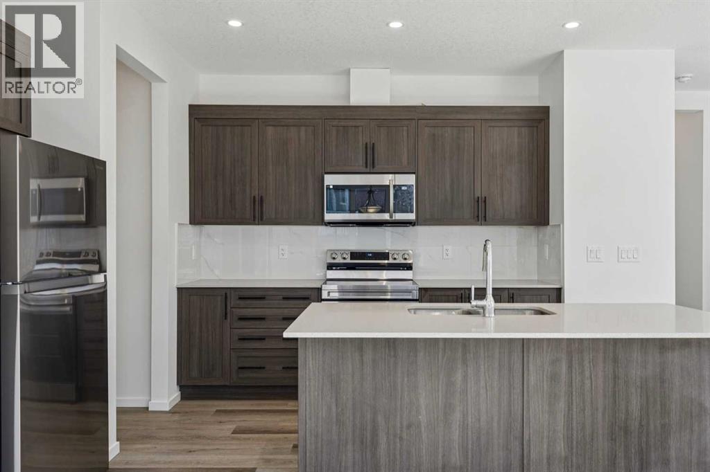 25 Yorkstone Row SW, Calgary, Alberta T2X 5H4 - Photo 2 - A2296058