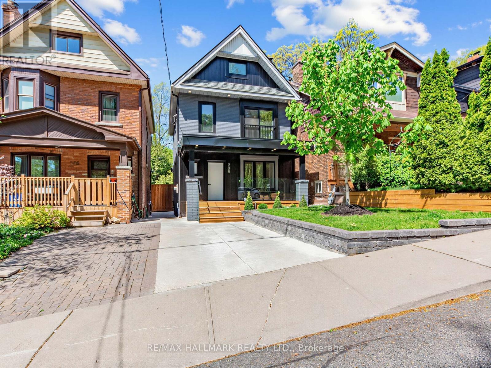 208 GAINSBOROUGH ROAD, Toronto, Ontario