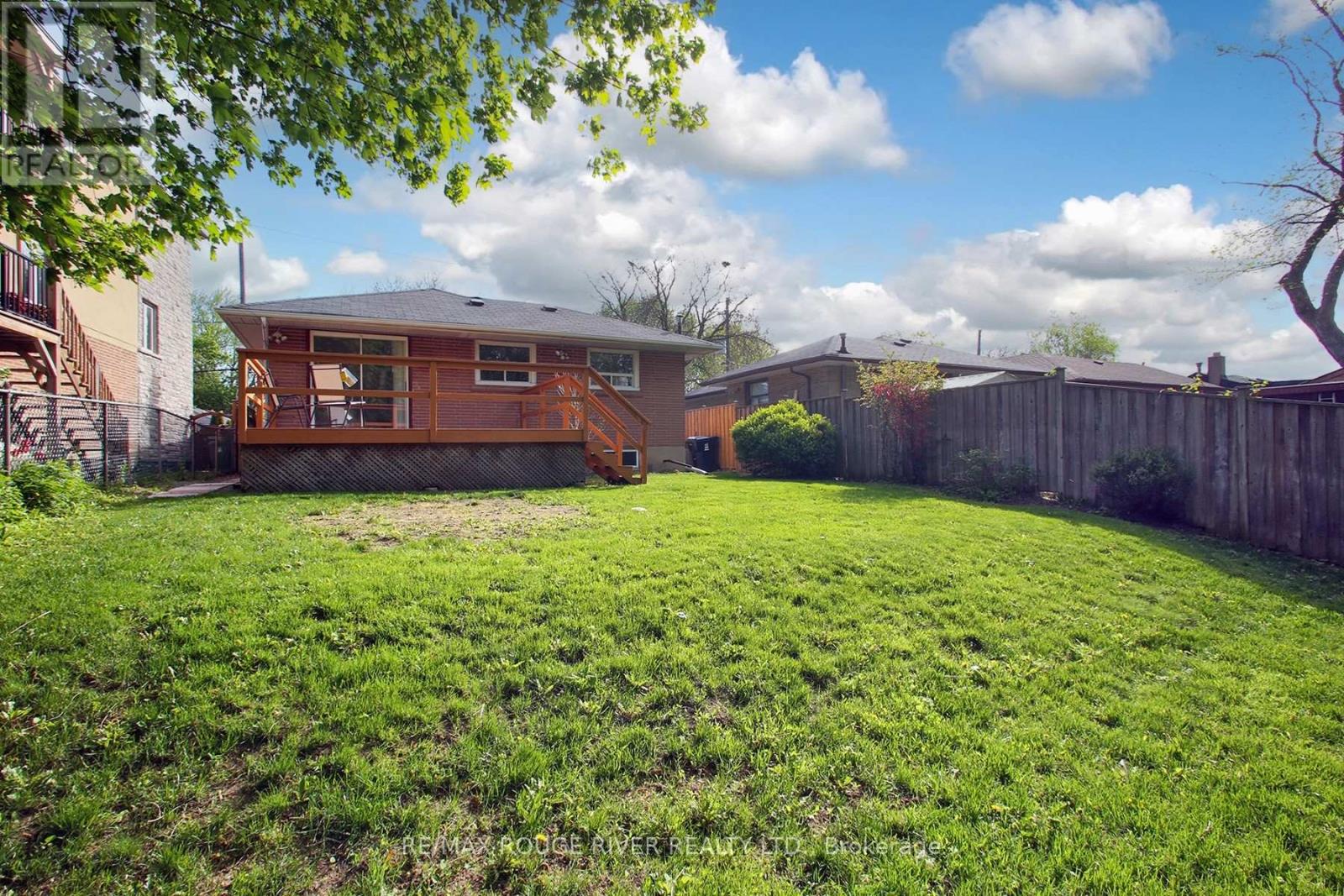 19 Thornbeck Drive, Toronto, Ontario  M1G 2J7 - Photo 4 - E13155022