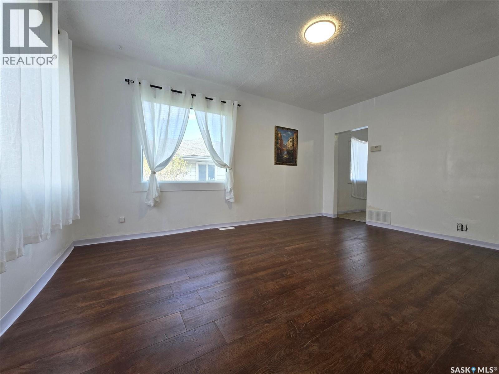 478 3rd Avenue Nw, Swift Current, Saskatchewan  S9H 0S5 - Photo 3 - SK036676