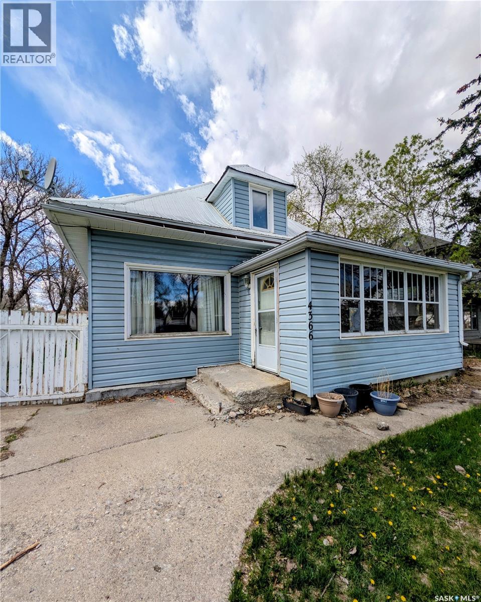 4366 Price Avenue, Gull Lake, Saskatchewan  S0N 1A0 - Photo 2 - SK036664
