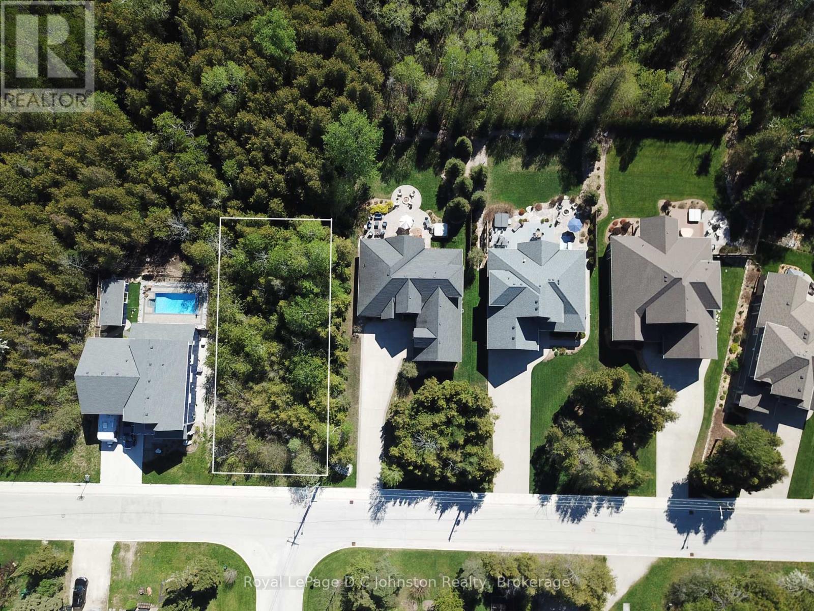 49 Madwayosh Street, Saugeen Shores, Ontario N0H 2L0 - Photo 4 - X12927410