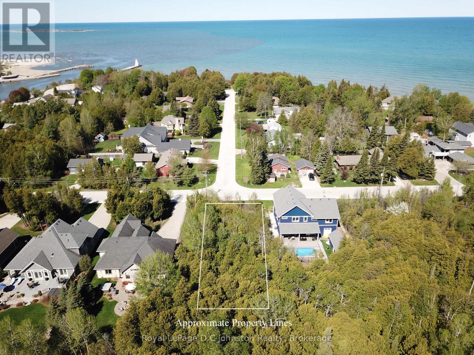 49 Madwayosh Street, Saugeen Shores, Ontario N0H 2L0 - Photo 3 - X12927410