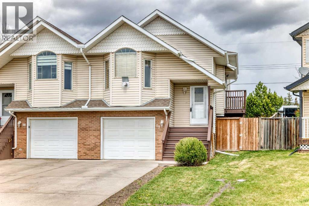 17 Ross Place, Crossfield, Alberta  T0M 0S0 - Photo 1 - A2313239