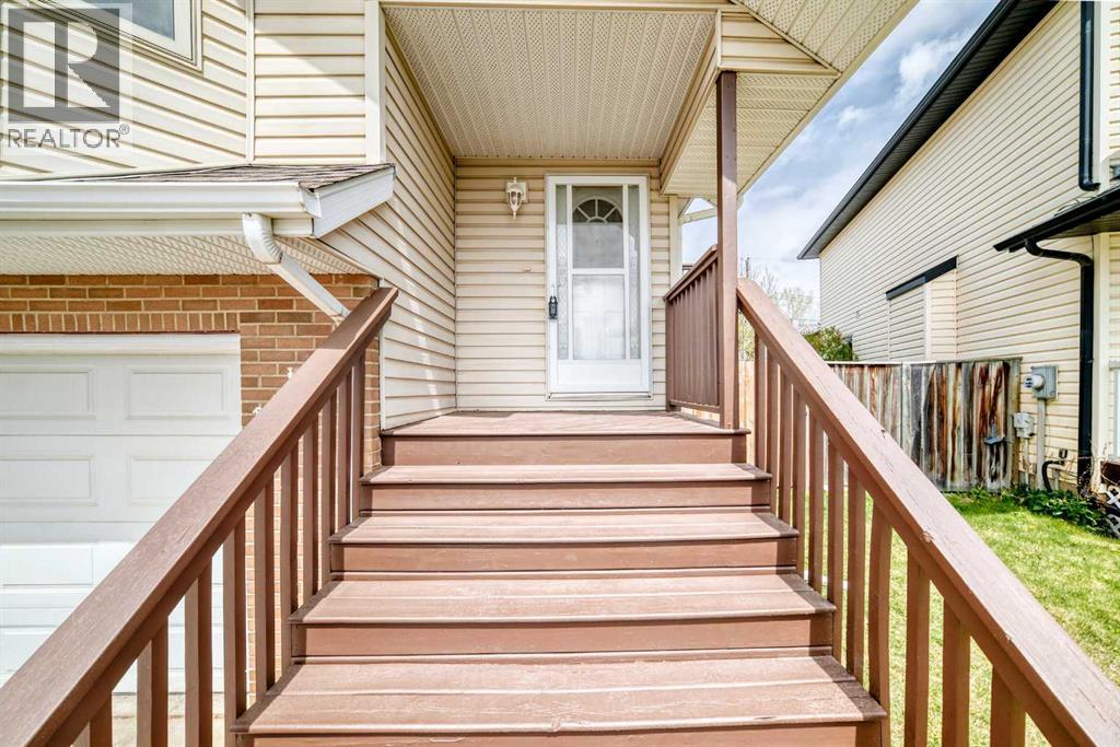 17 Ross Place, Crossfield, Alberta  T0M 0S0 - Photo 2 - A2313239