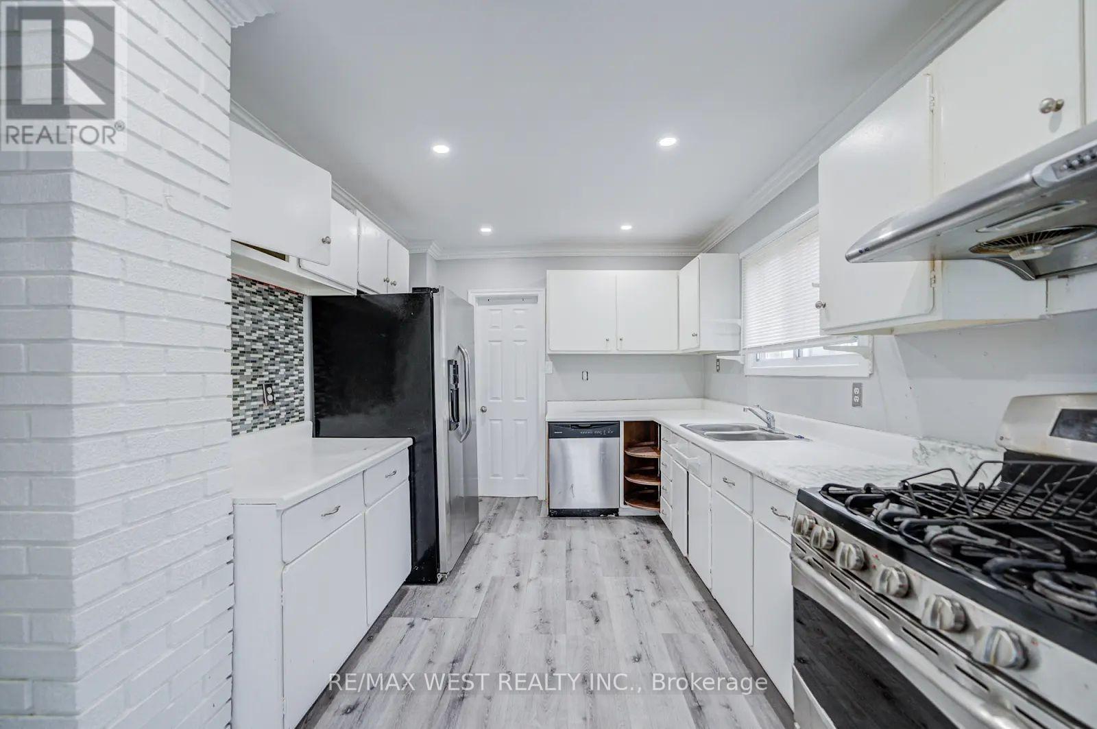 326 Queen Street S, Mississauga, Ontario  L5M 1M2 - Photo 13 - W13155102