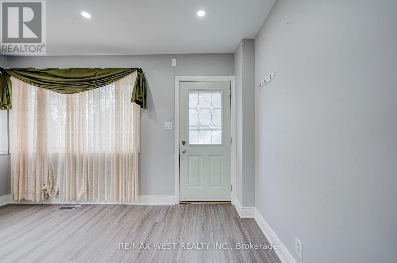 326 Queen Street S, Mississauga, Ontario  L5M 1M2 - Photo 4 - W13155102
