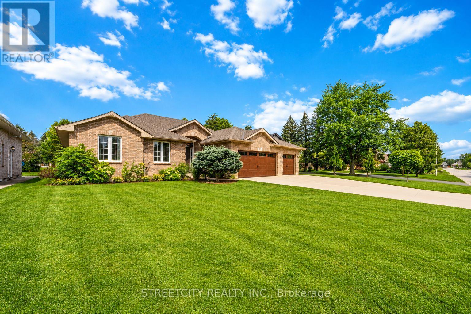 727 Norman Street, Plympton-Wyoming, Ontario  N0N 1T0 - Photo 1 - X13155174