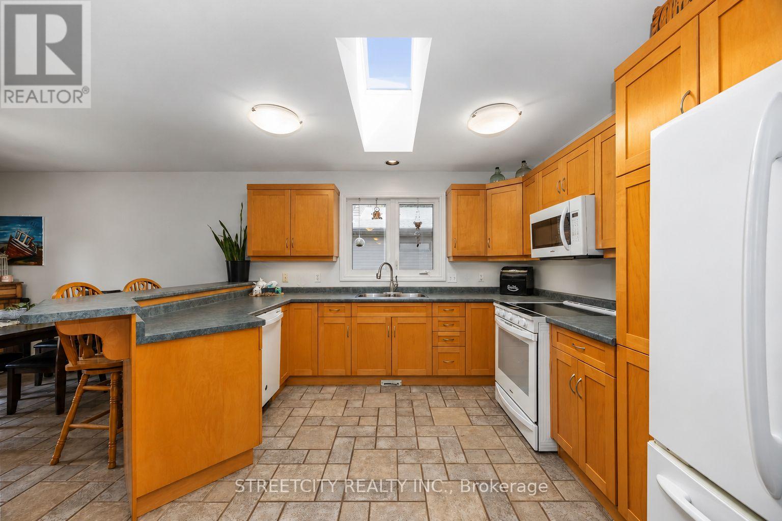727 Norman Street, Plympton-Wyoming, Ontario  N0N 1T0 - Photo 12 - X13155174