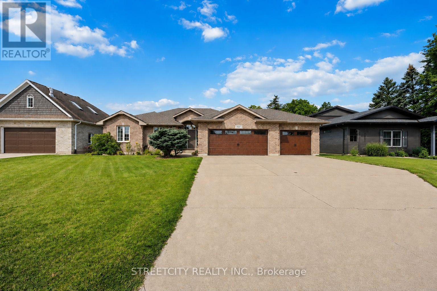 727 Norman Street, Plympton-Wyoming, Ontario  N0N 1T0 - Photo 2 - X13155174