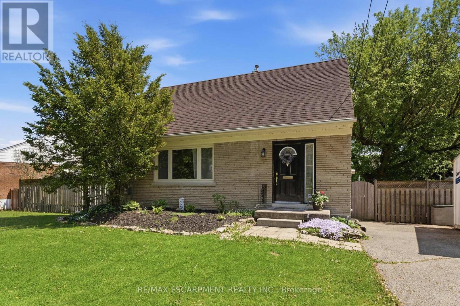 23 Marion Crescent, Hamilton, Ontario  L9H 1H9 - Photo 3 - X13155106
