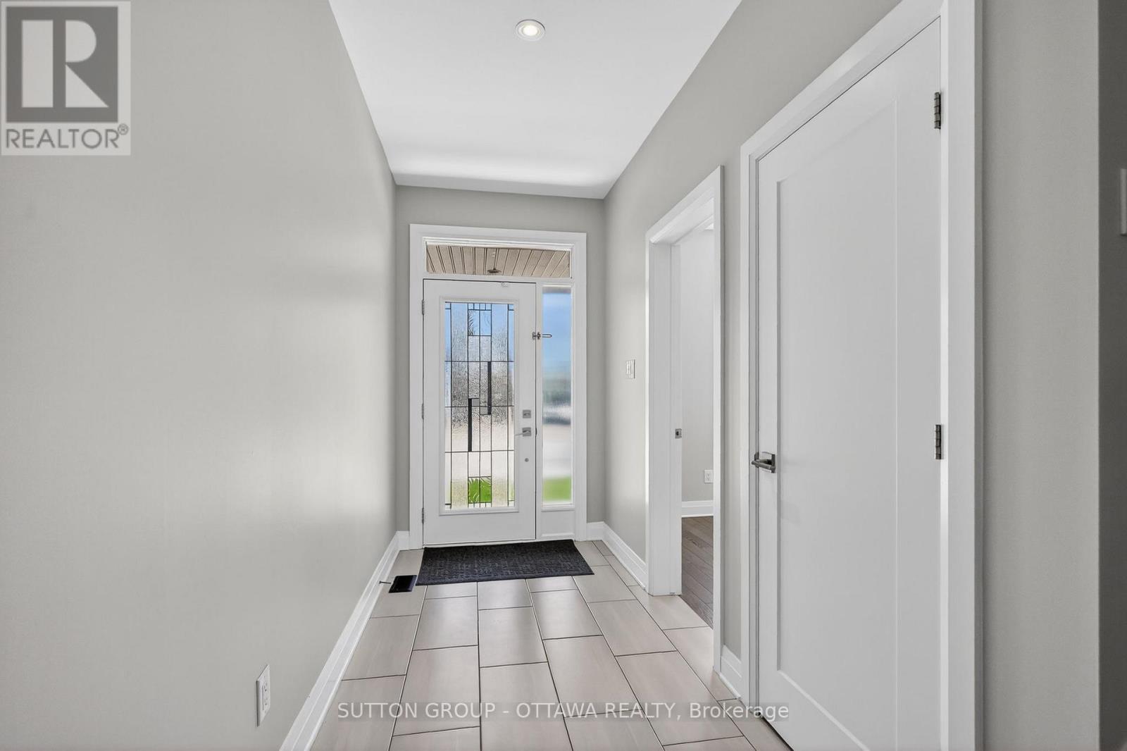 824 Contour Street, Ottawa, Ontario  K1W 1G2 - Photo 3 - X13155344