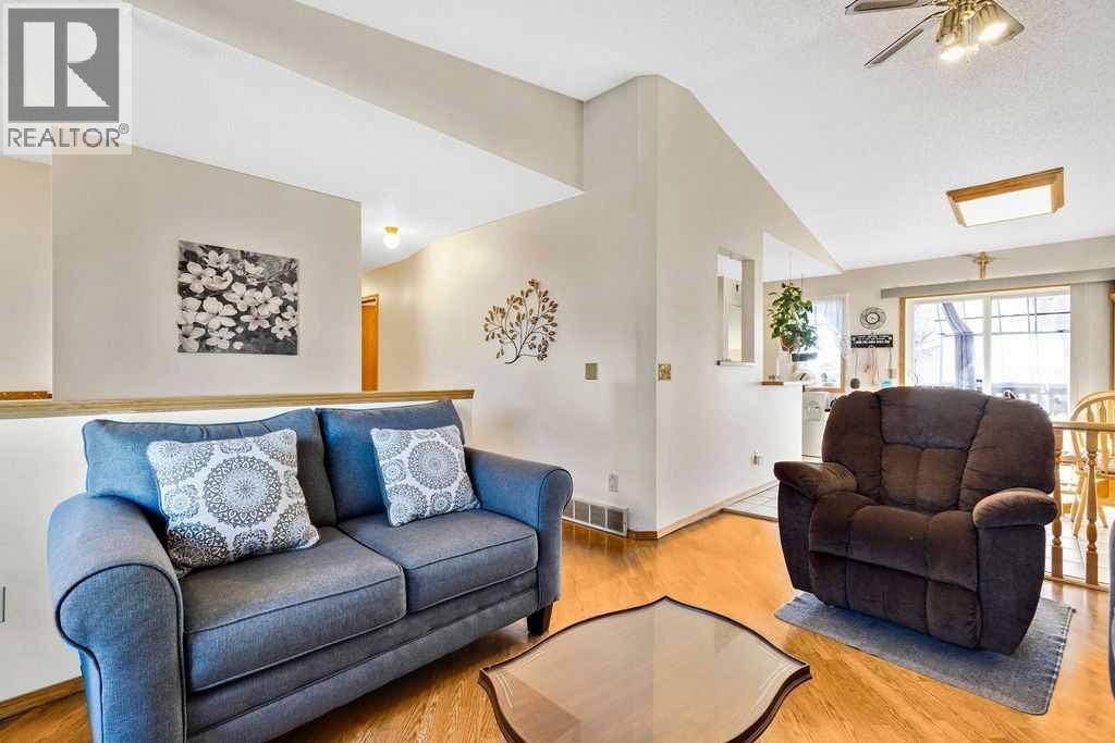 25 Knight Street, Okotoks, Alberta  T1S 1G3 - Photo 3 - A2286785