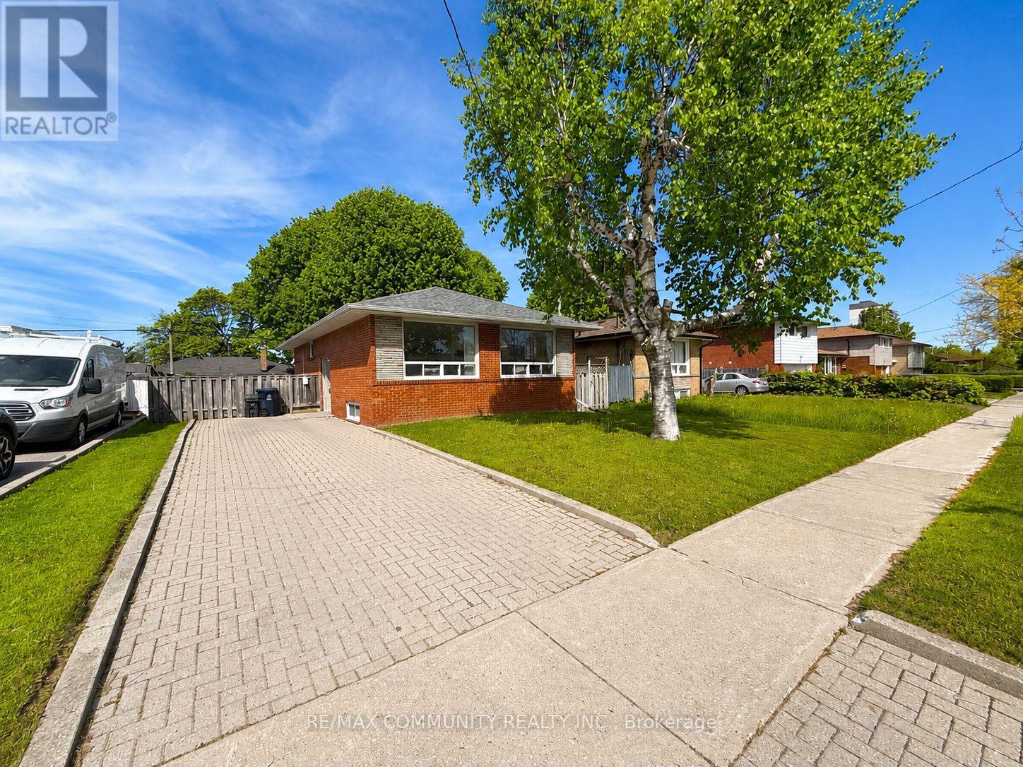 22 CORA CRESCENT, Toronto, Ontario
