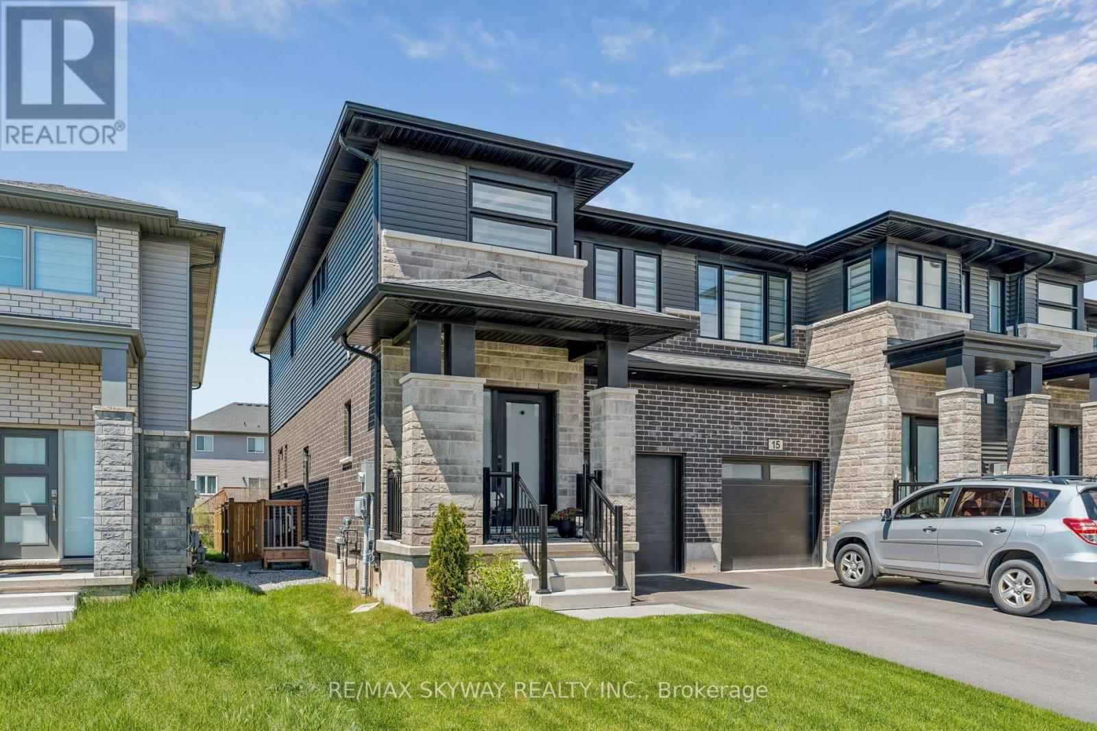 19 Whelan Court, Thorold, Ontario  L2V 0M3 - Photo 2 - X13127308