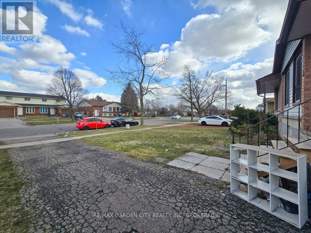105 Tupper Drive, Thorold, Ontario  L2V 4C9 - Photo 3 - X12886650