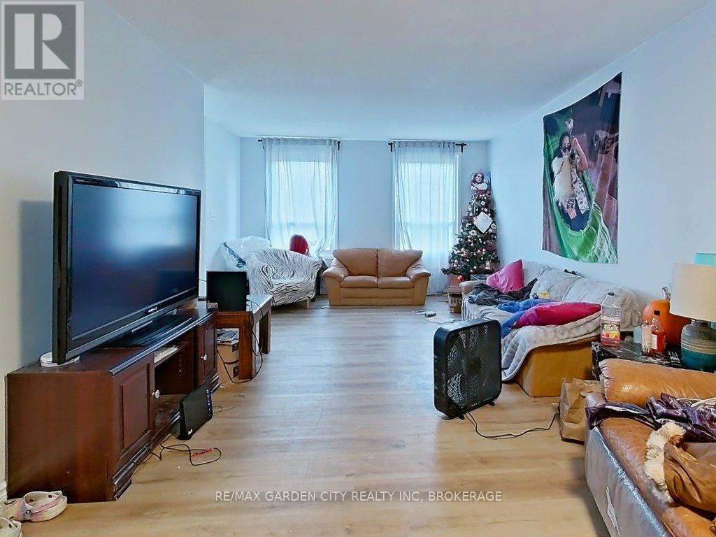 105 Tupper Drive, Thorold, Ontario  L2V 4C9 - Photo 5 - X12886650