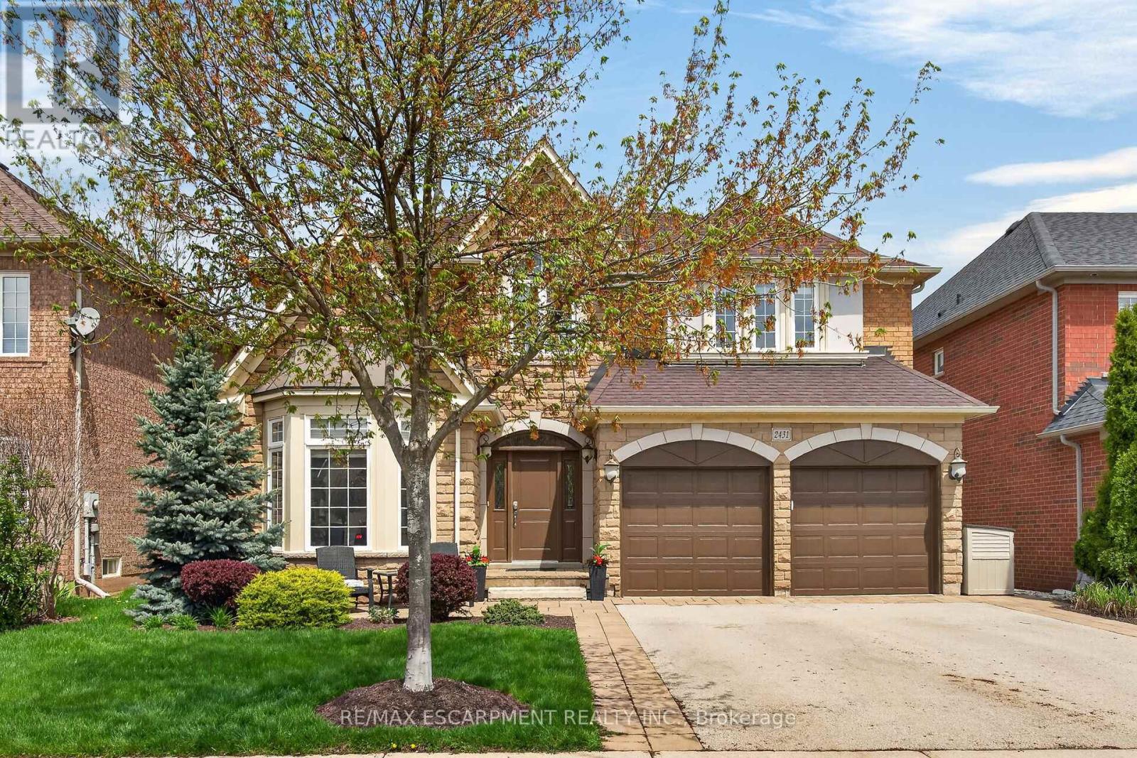 2431 Castlebrook Road, Oakville, Ontario  L6M 4Z2 - Photo 2 - W13155308