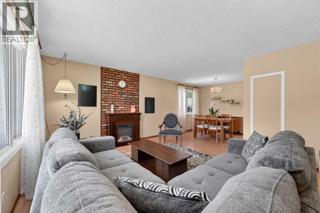 3139 Oakwood Drive SW, Calgary, Alberta  T2V 0K2 - Photo 4 - A2311984