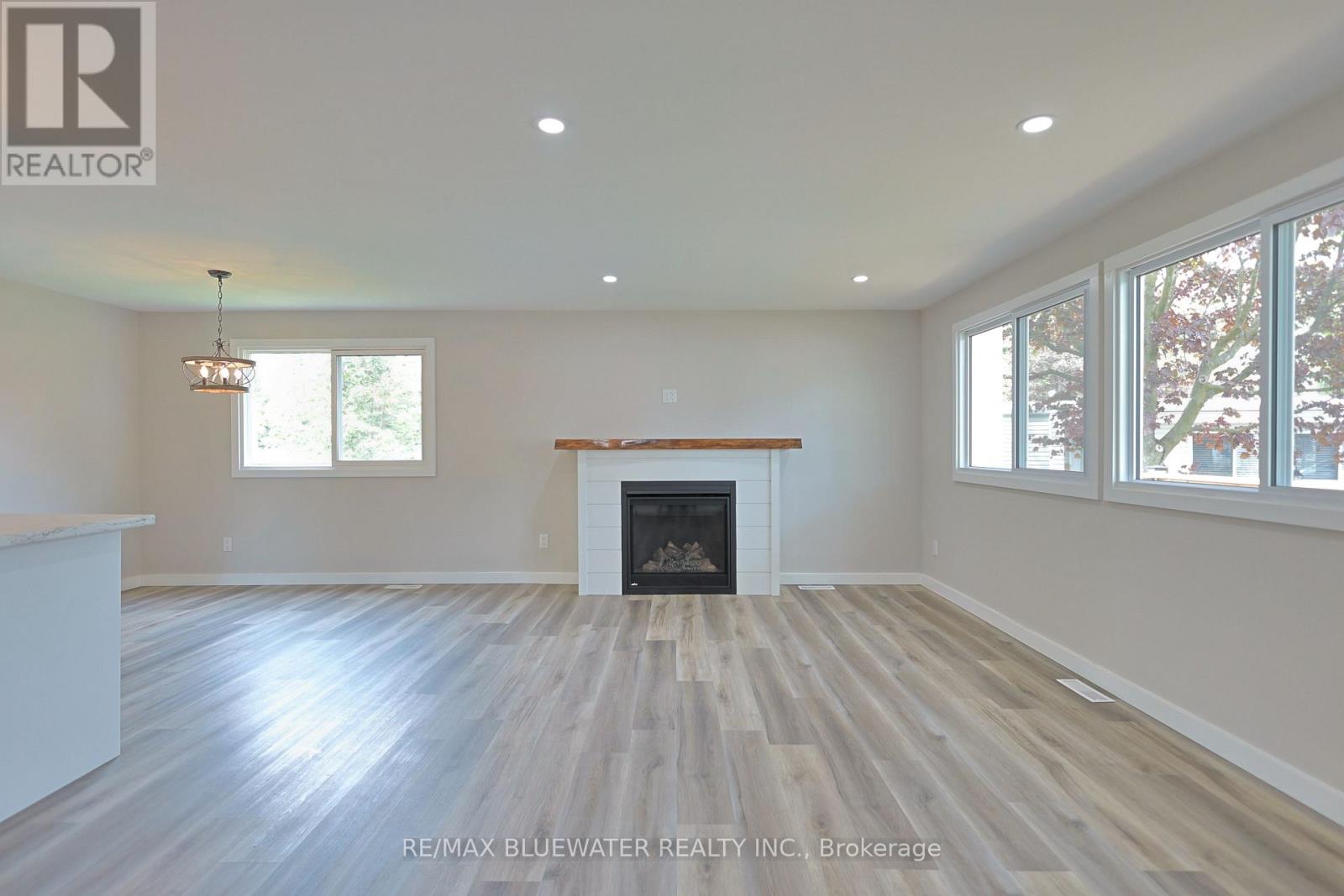 179 Pebble Beach Parkway, South Huron, Ontario  N0M 1T0 - Photo 4 - X13155512