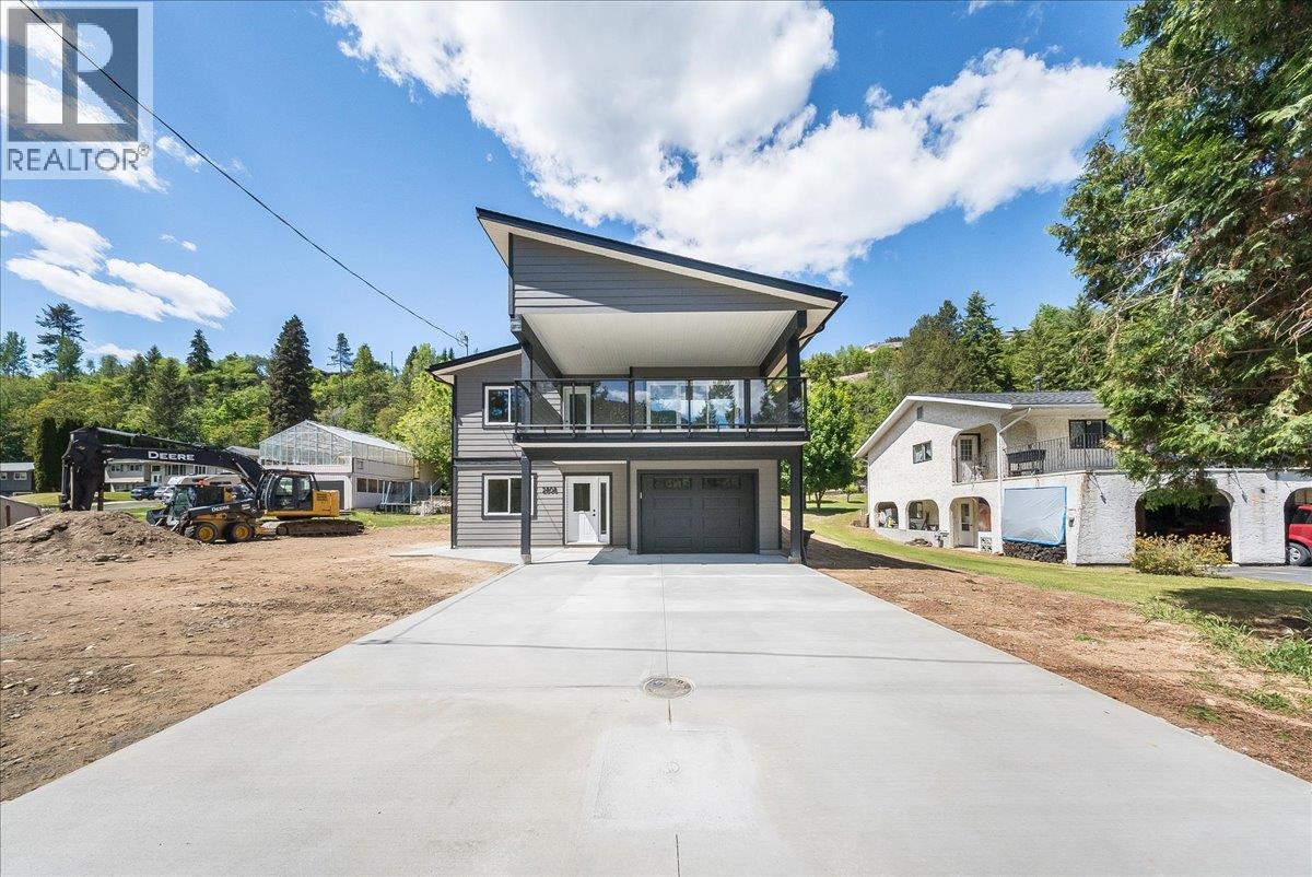 2808 1st Avenue, Castlegar, British Columbia  V1N 2R2 - Photo 1 - 10379265