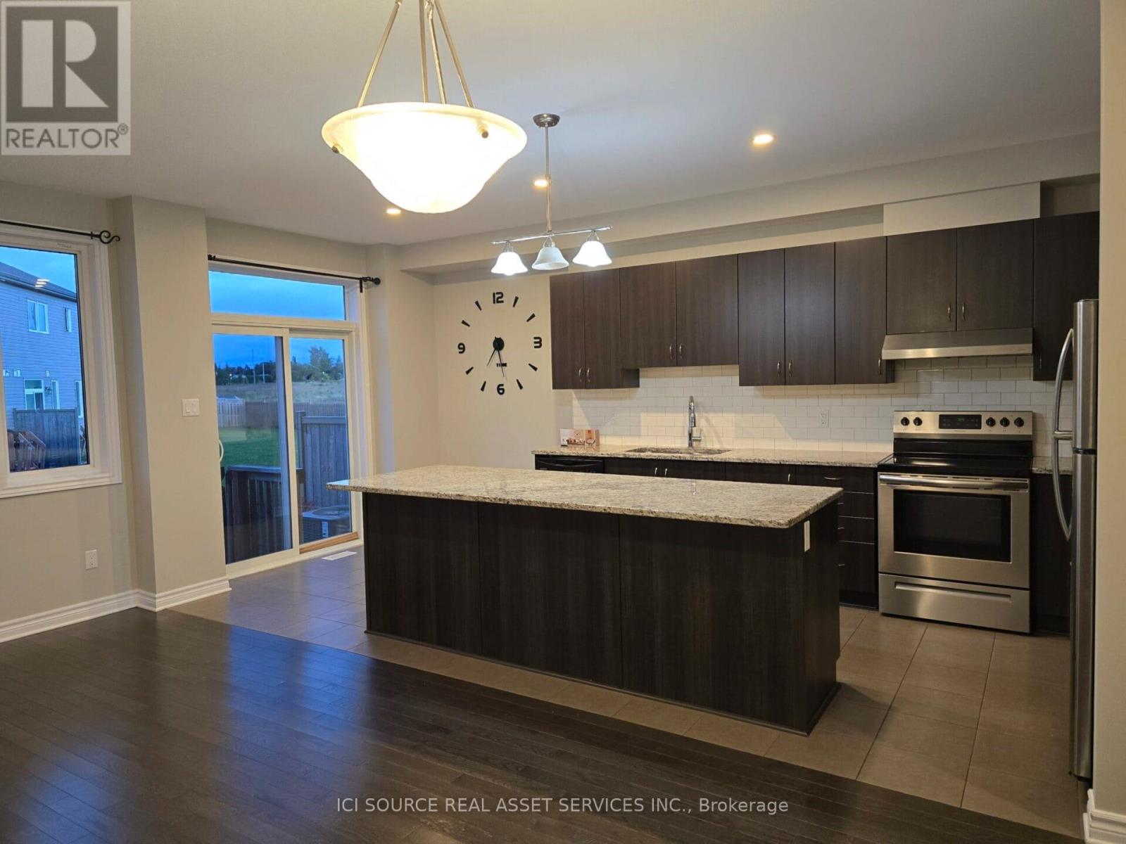193 Kimpton Drive, Ottawa, Ontario  K2S 0C1 - Photo 2 - X12931992