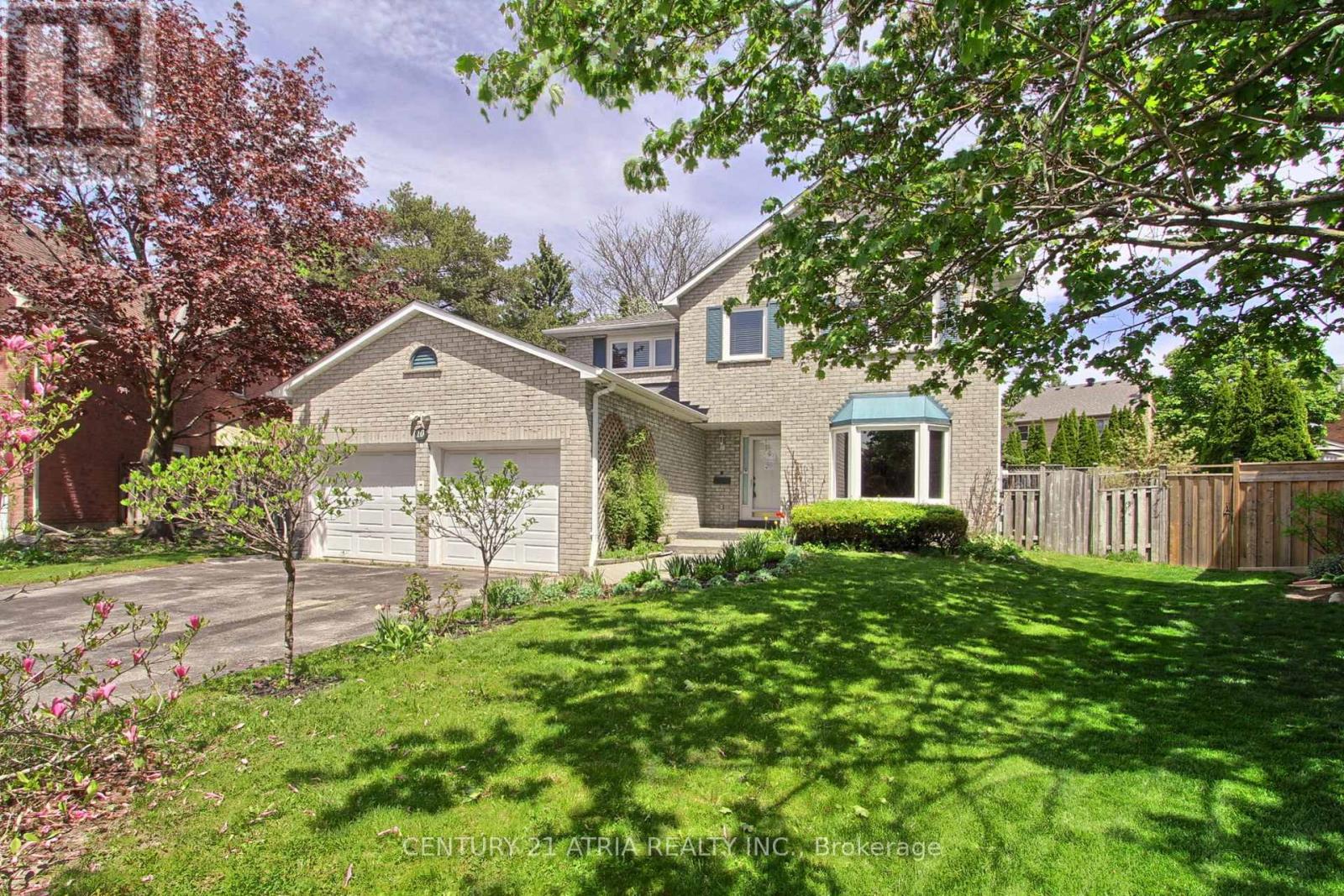 10 LAURWOOD COURT, Aurora, Ontario