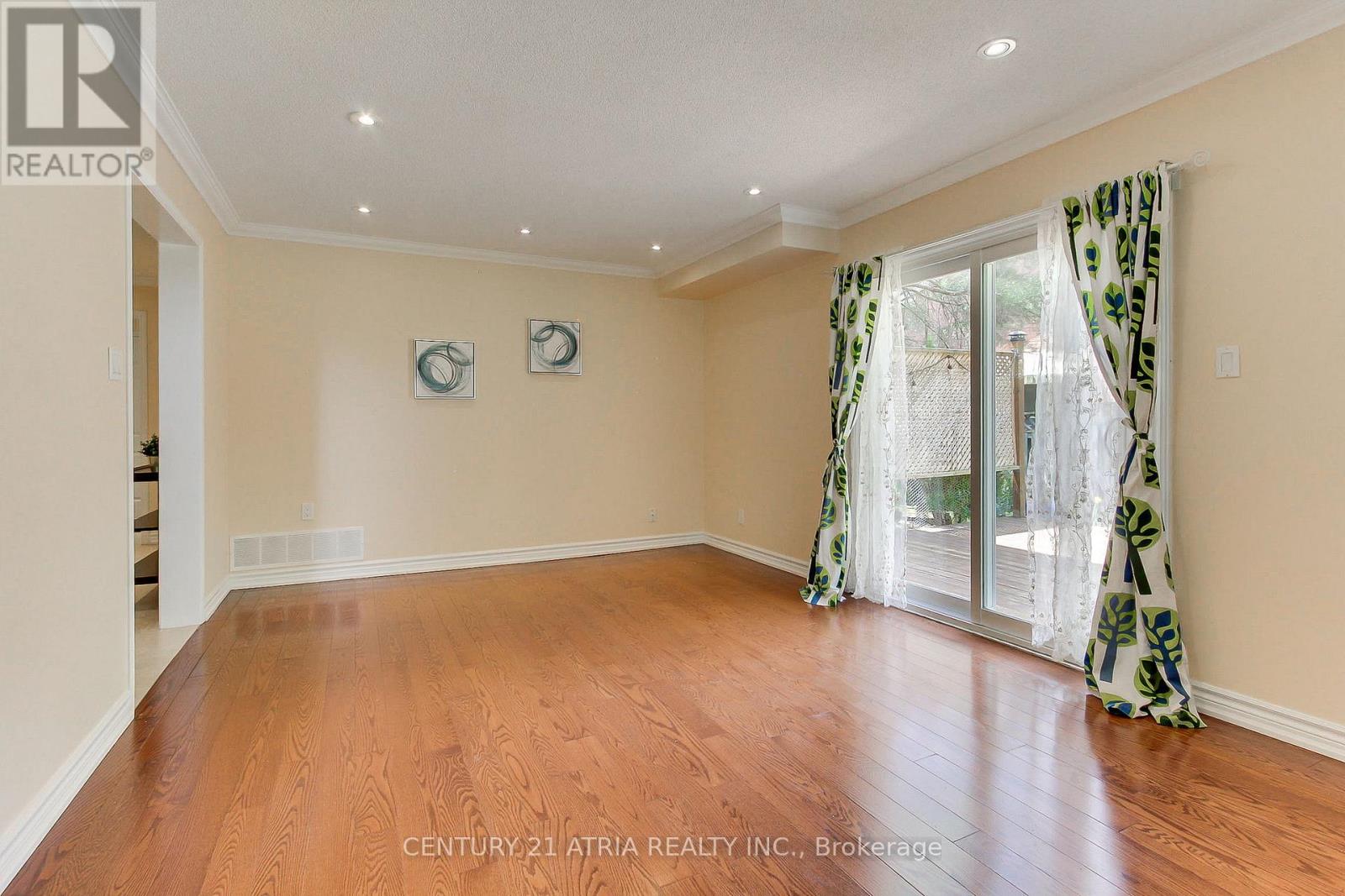 10 Laurwood Court, Aurora, Ontario  L4G 5C2 - Photo 5 - N13155536