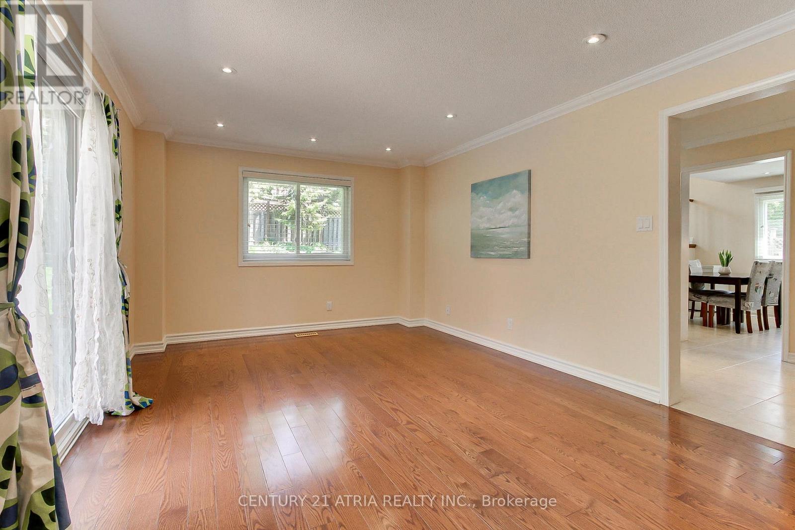 10 Laurwood Court, Aurora, Ontario  L4G 5C2 - Photo 6 - N13155536