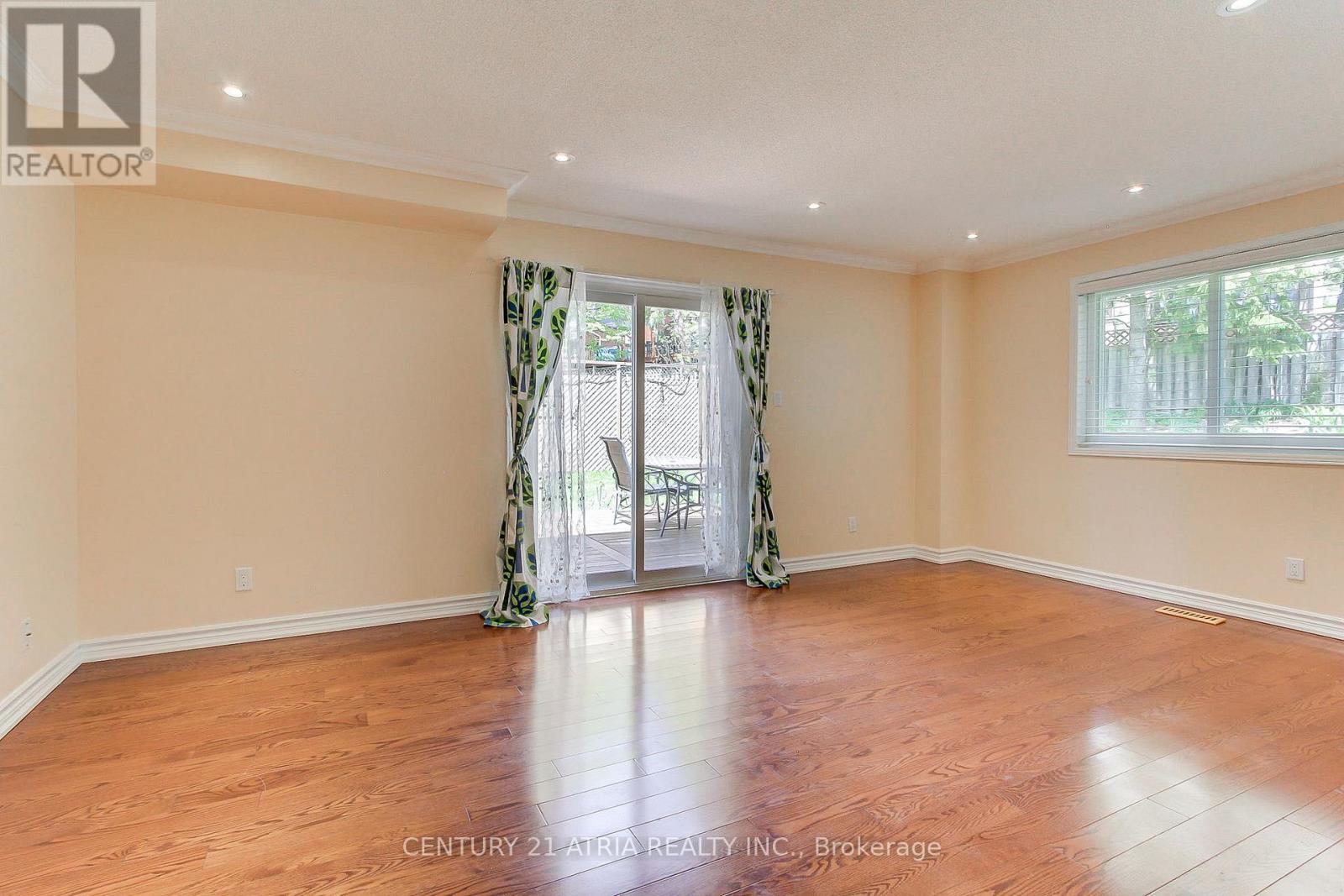 10 Laurwood Court, Aurora, Ontario  L4G 5C2 - Photo 7 - N13155536