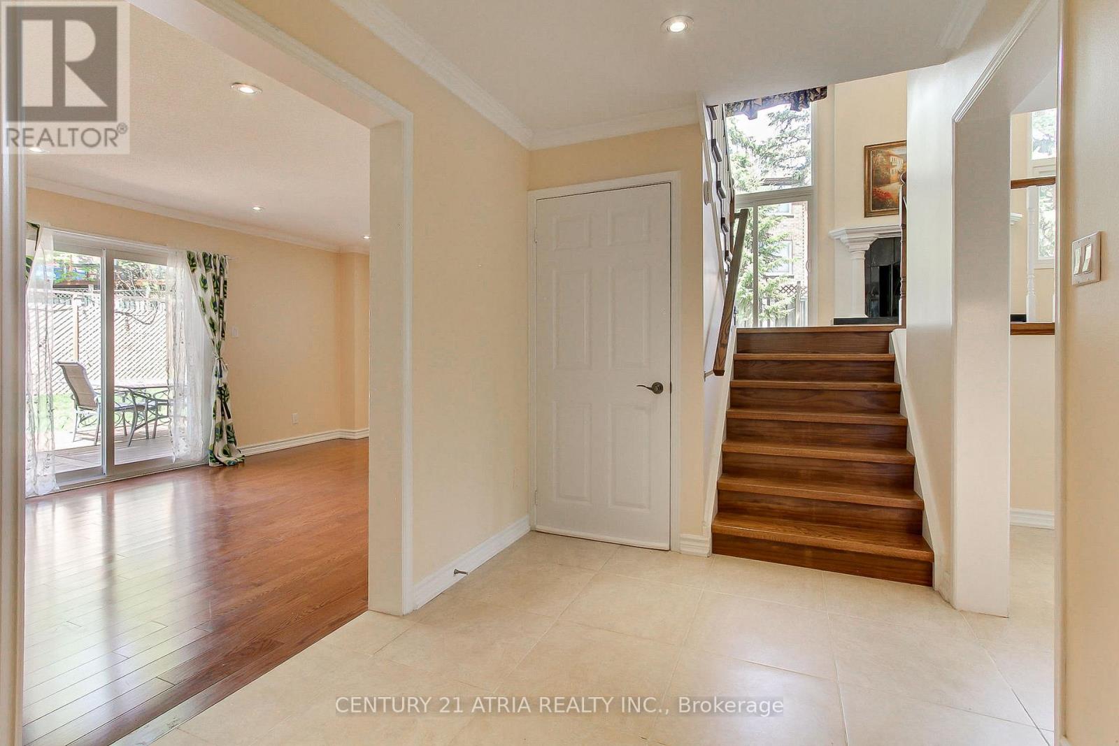 10 Laurwood Court, Aurora, Ontario  L4G 5C2 - Photo 8 - N13155536