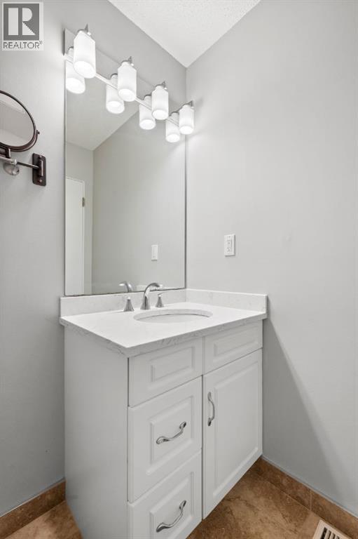 52 Lake Lucerne Close SE, Calgary, Alberta  T2J 3H8 - Photo 21 - A2313035