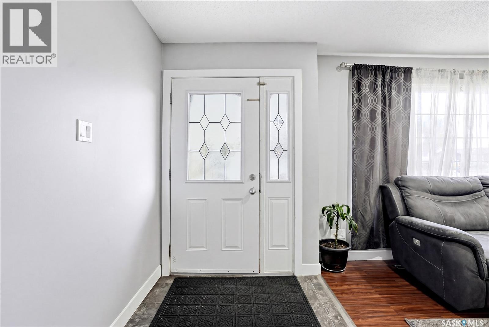 330 Devonshire Crescent, Saskatoon, Saskatchewan  S7L 5V8 - Photo 3 - SK036628