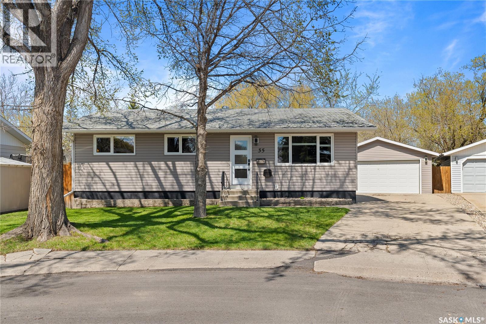 35 Symons Place, Regina, Saskatchewan  S4X 1M7 - Photo 1 - SK036592