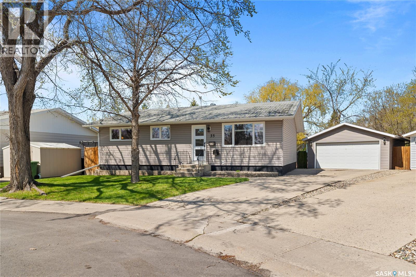 35 Symons Place, Regina, Saskatchewan  S4X 1M7 - Photo 2 - SK036592
