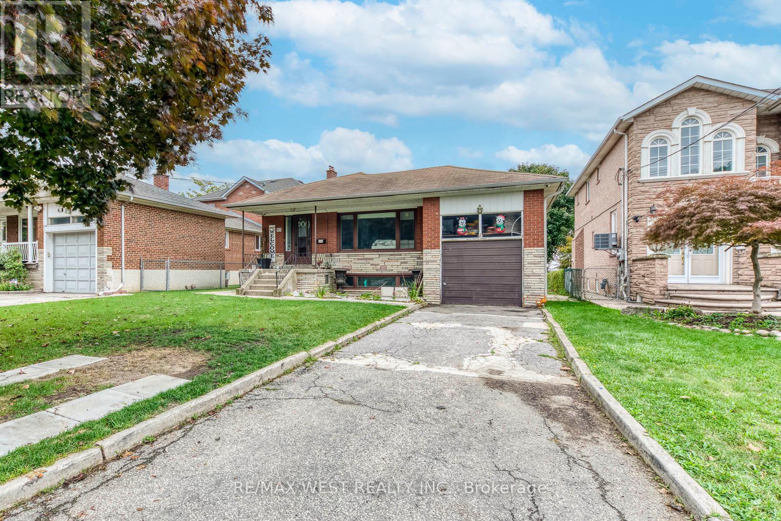 <div class="slider-price">$1,199,000</div><p>65 North Park Drive, Toronto, Ontario</p>