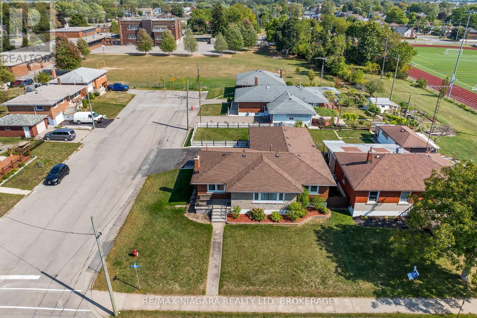 419 Steele Street, Port Colborne, Ontario  L3K 4Y1 - Photo 2 - X13156004
