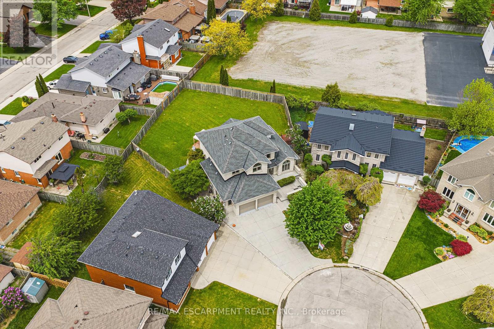 301 Parkwood Crescent, Hamilton, Ontario  L8V 5B5 - Photo 2 - X13155708