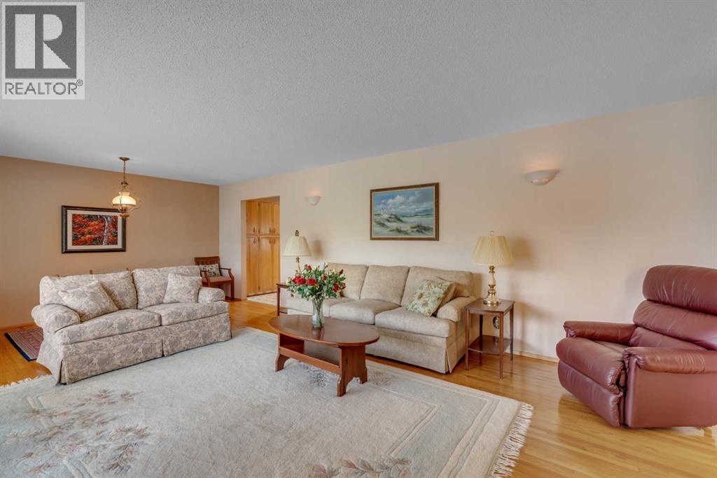 10823 Maplecreek Drive SE, Calgary, Alberta  T2J 1V4 - Photo 3 - A2301461