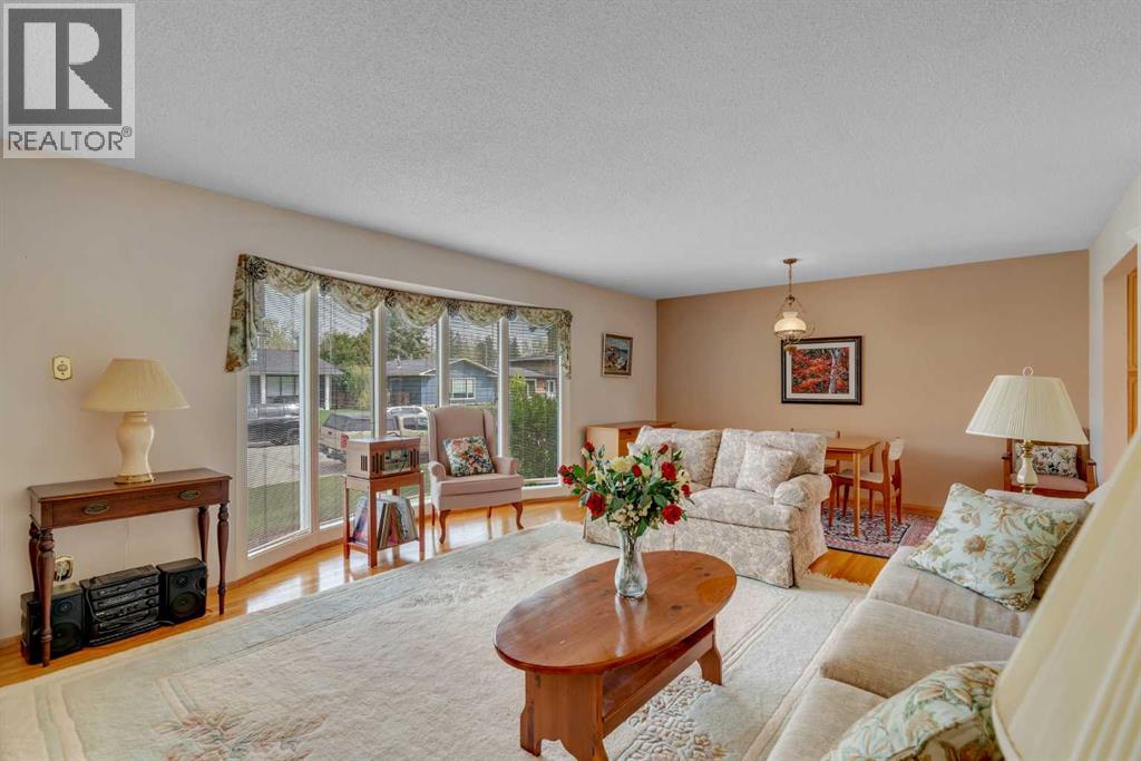 10823 Maplecreek Drive SE, Calgary, Alberta  T2J 1V4 - Photo 5 - A2301461