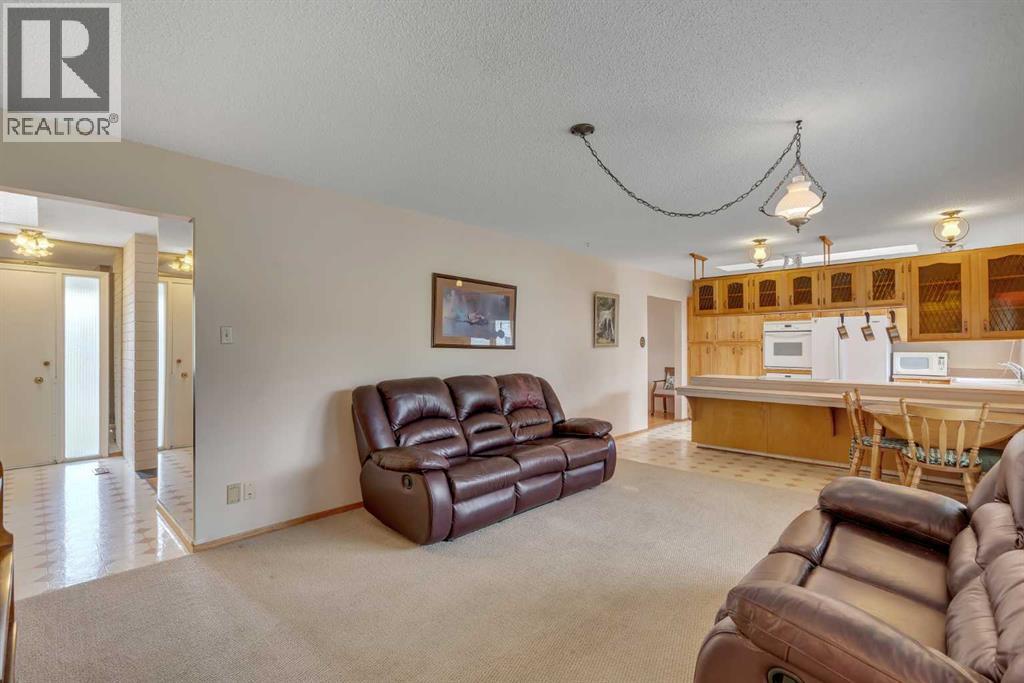 10823 Maplecreek Drive SE, Calgary, Alberta  T2J 1V4 - Photo 10 - A2301461