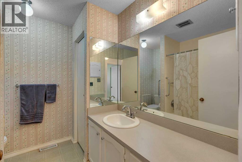 10823 Maplecreek Drive SE, Calgary, Alberta  T2J 1V4 - Photo 17 - A2301461