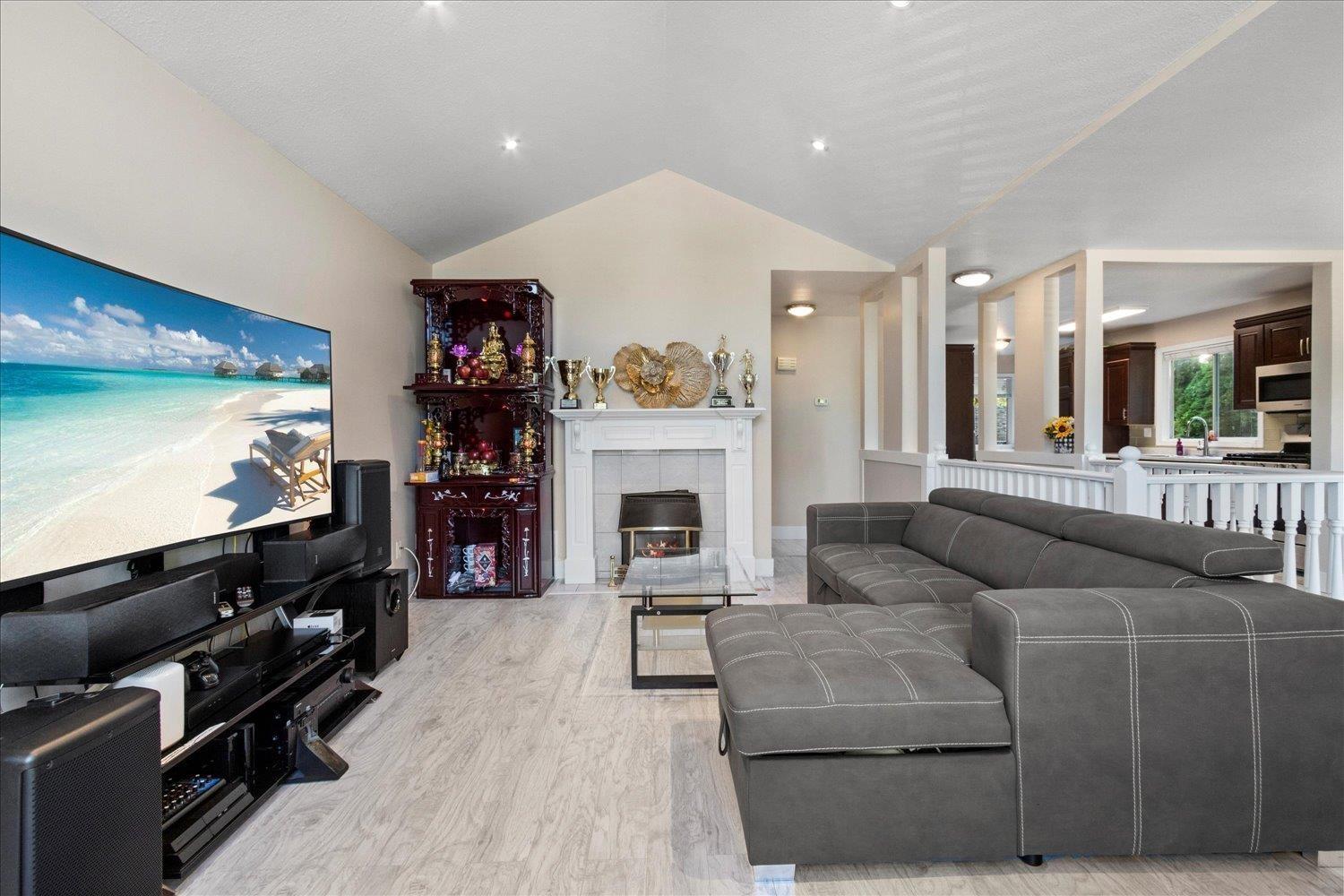 8102 Knight Avenue, Mission, British Columbia  V2V 6A8 - Photo 5 - R3125912
