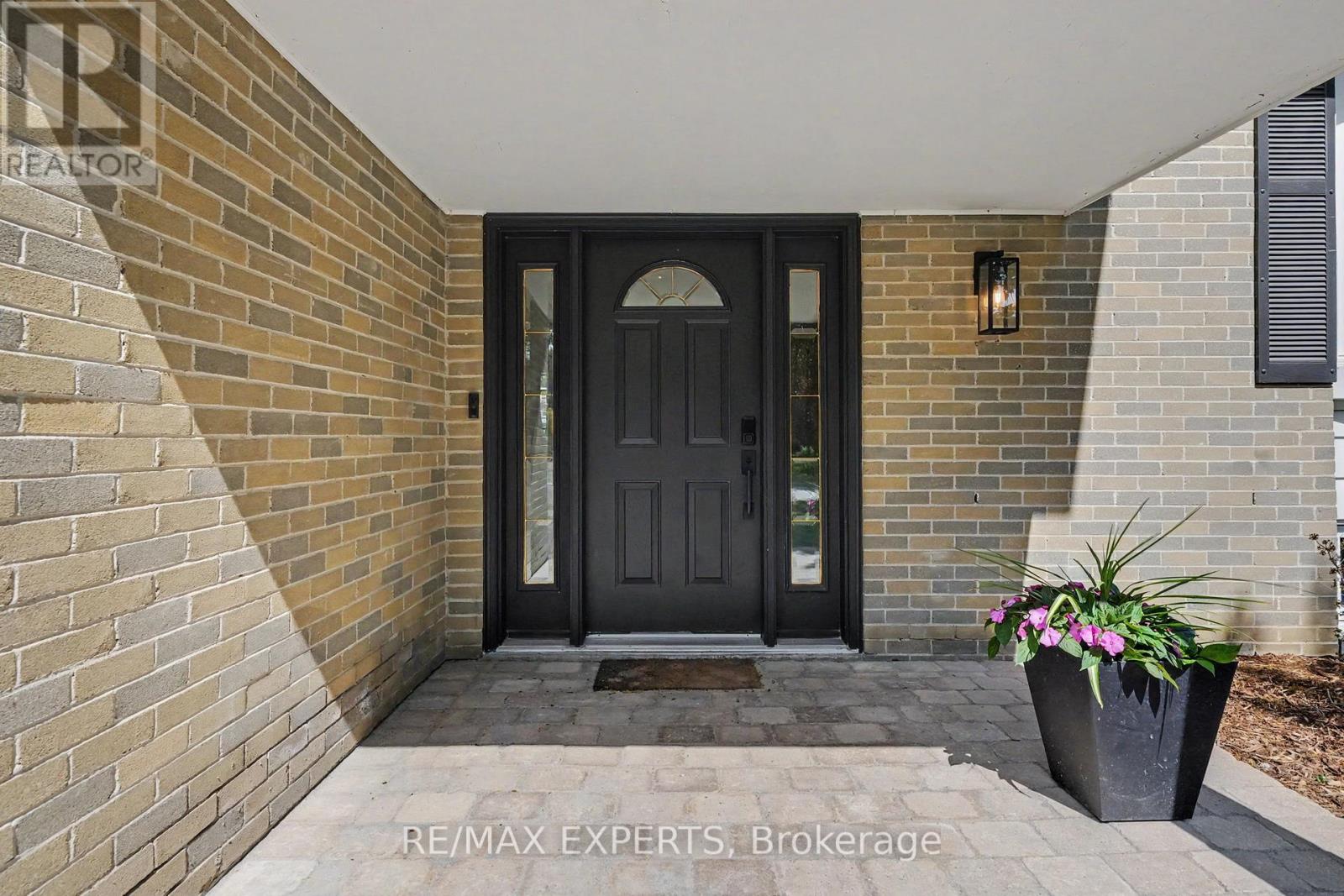 21 Bigwin Drive, Aurora, Ontario  L4G 3C4 - Photo 2 - N13155954
