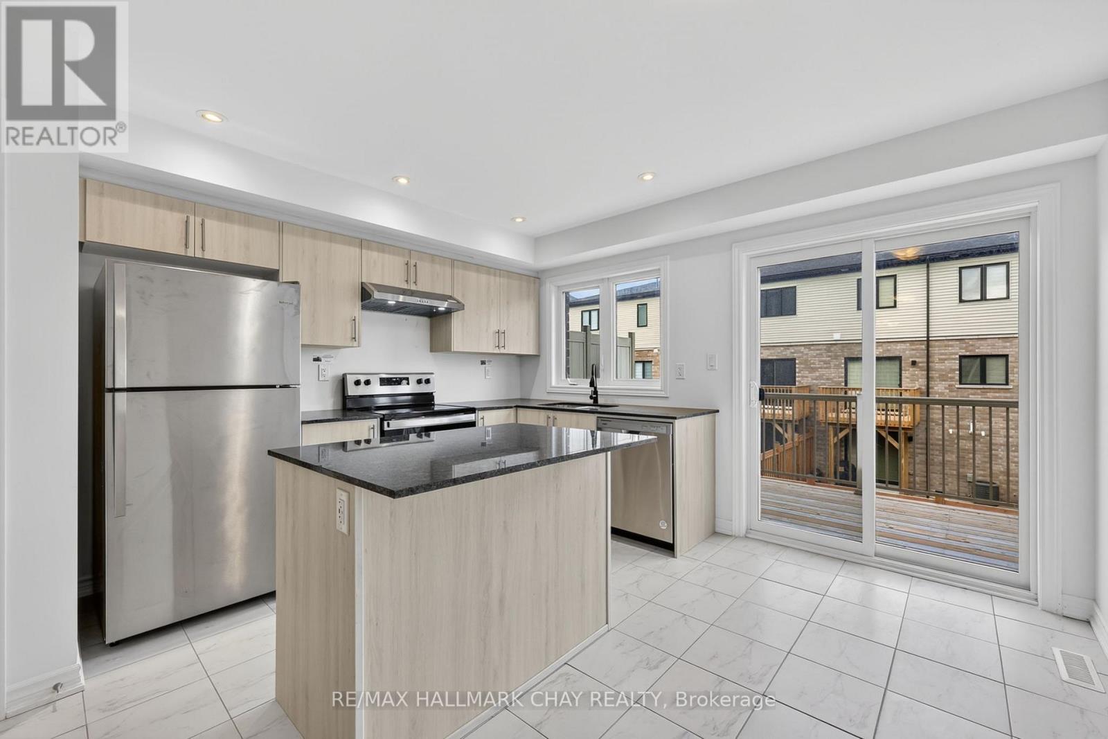 21 Pumpkin Corner Crescent, Barrie, Ontario  L9J 0T5 - Photo 5 - S13155980