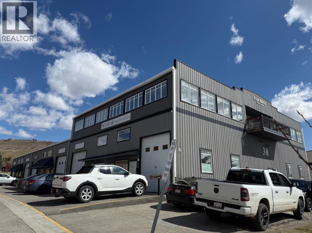 9, 30 Griffin Industrial Point, Cochrane, Alberta  T4C 0A2 - Photo 2 - A2305065