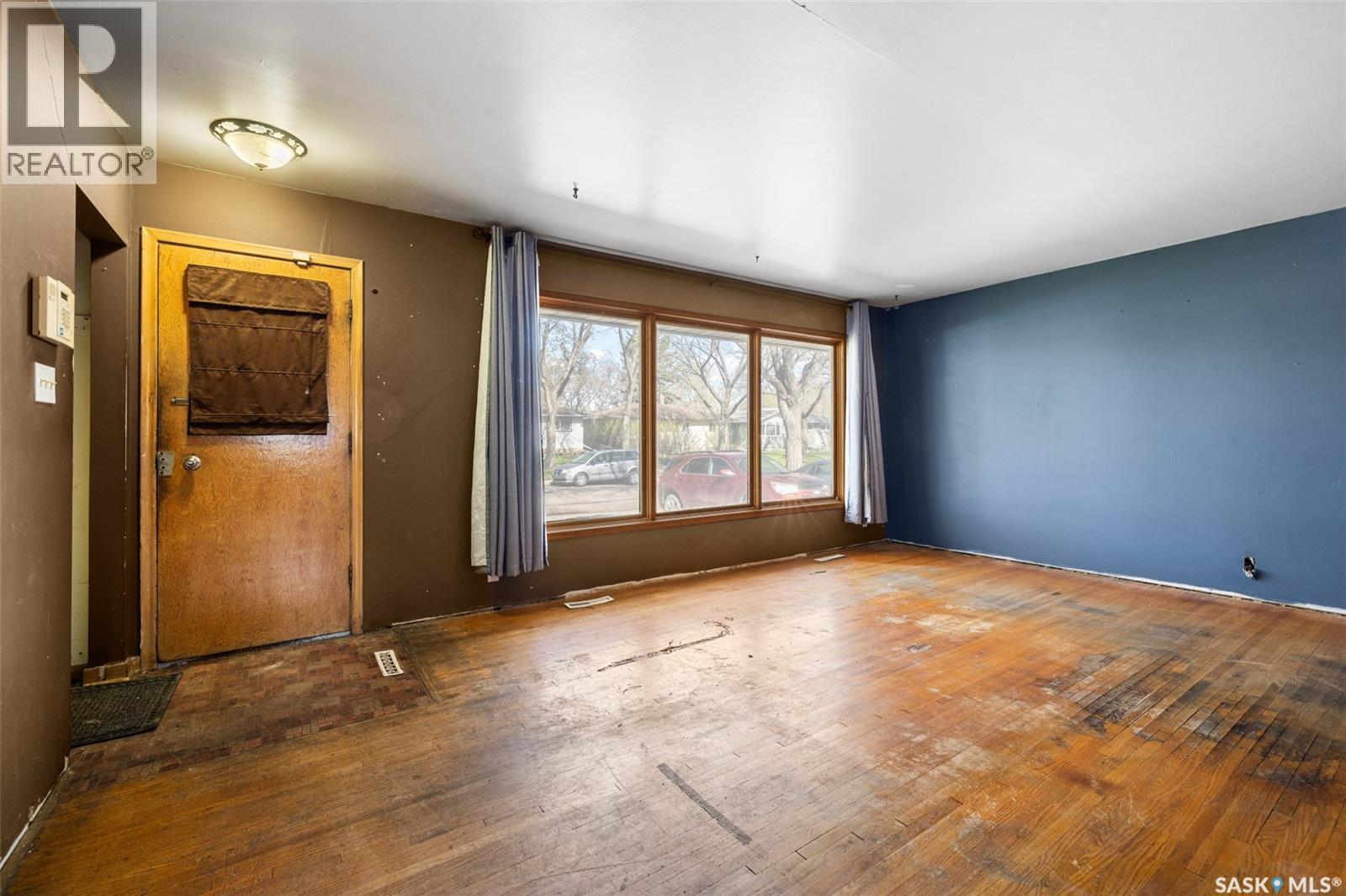 137 Garnet Street, Regina, Saskatchewan S4R 3R9 - Photo 2 - SK036672