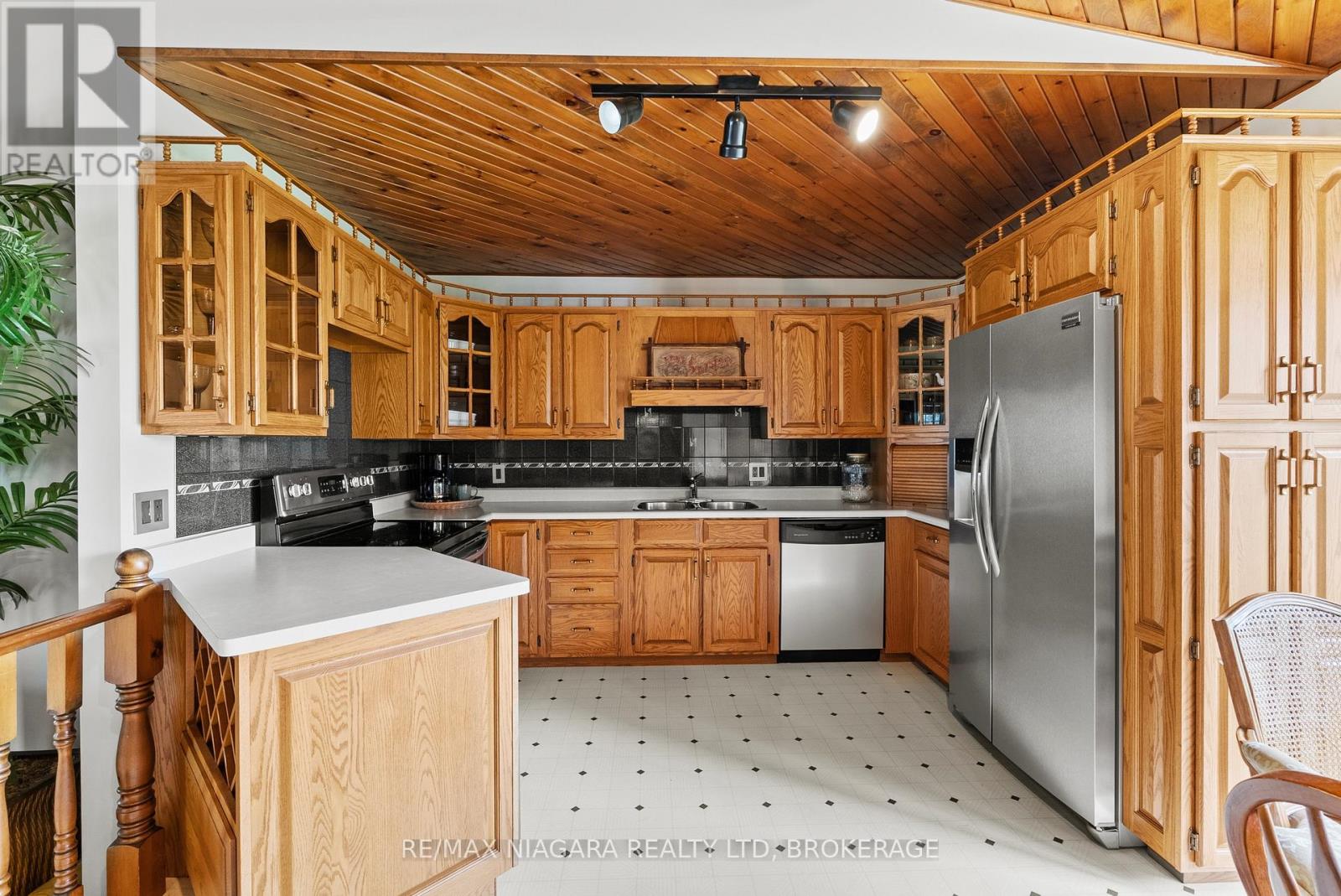 586 Empire Road, Port Colborne, Ontario  L0S 1R0 - Photo 7 - X13156190