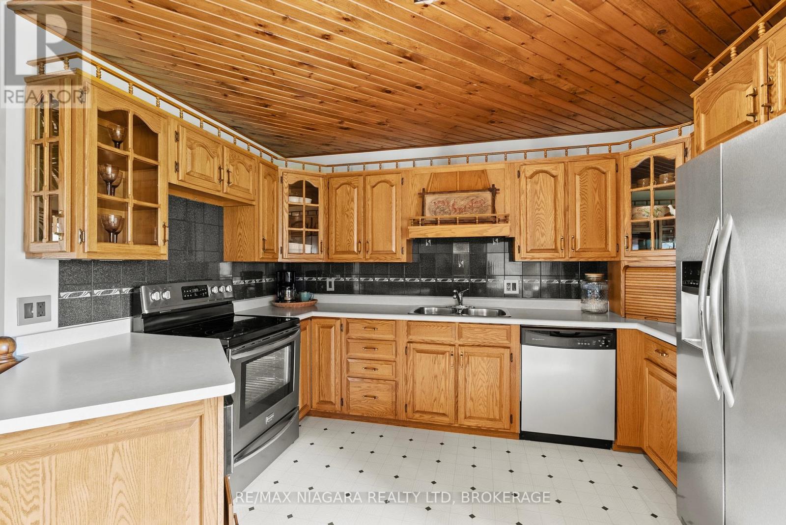 586 Empire Road, Port Colborne, Ontario  L0S 1R0 - Photo 8 - X13156190