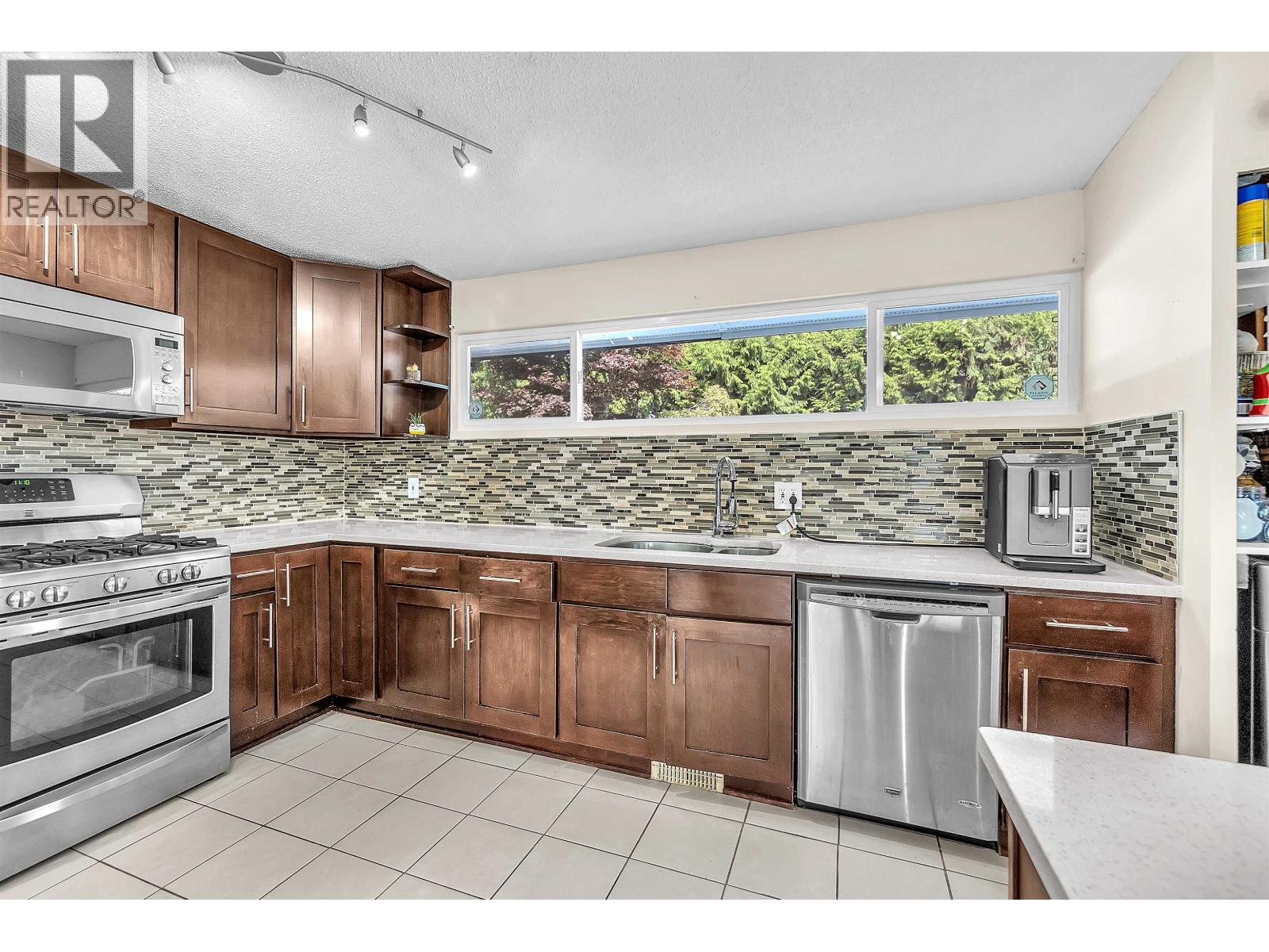 693 Plymouth Drive, North Vancouver, British Columbia V7H 2H5 - Photo 14 - R3125637